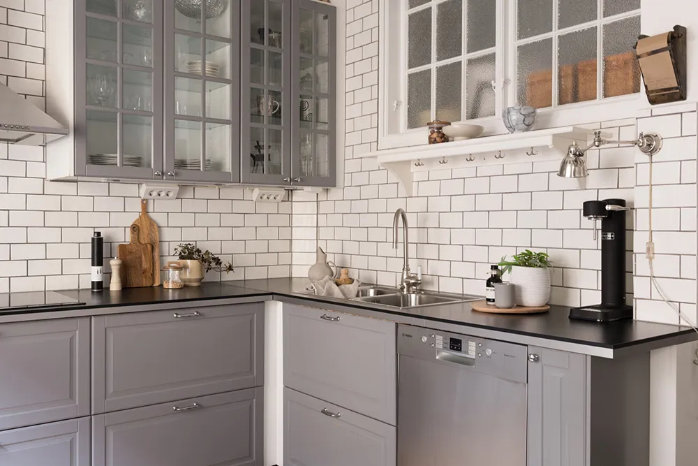 Style moderne d'appartement suédois avec murs beiges - Gallery image 19