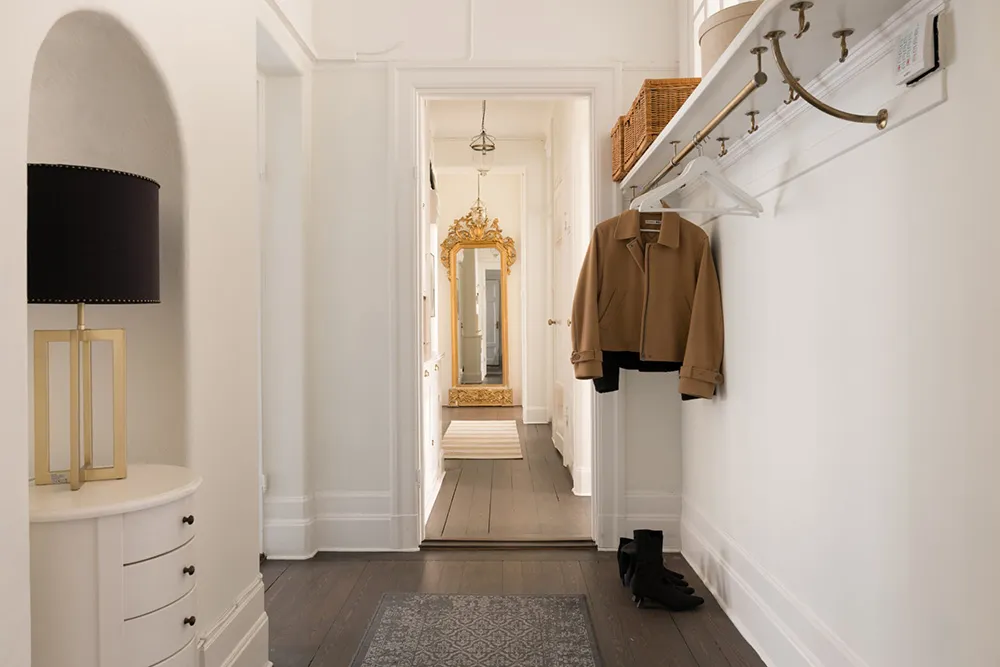 Style moderne d'appartement suédois avec murs beiges - Gallery image 30