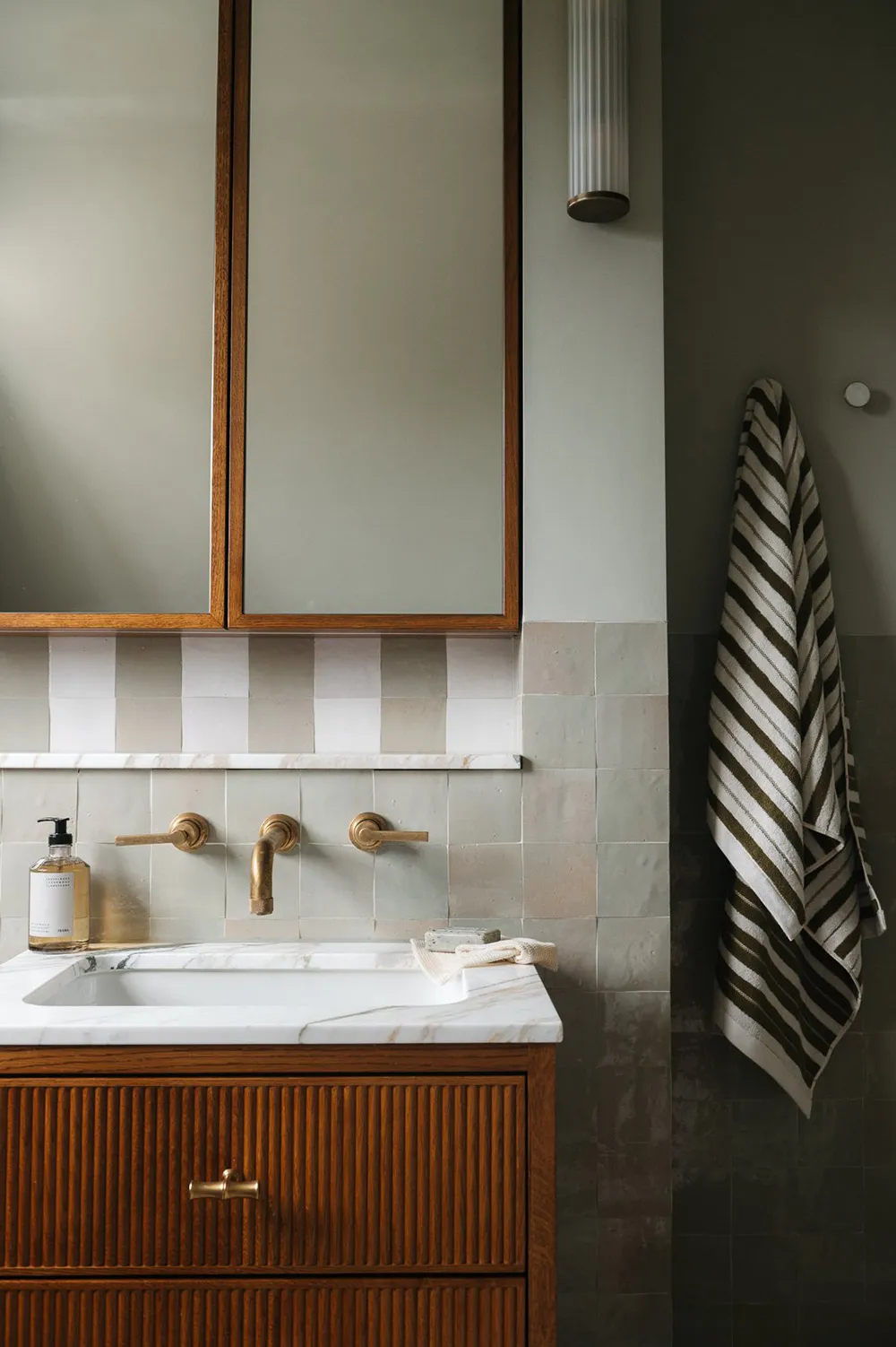 Charmant intérieur anglais dans des tons chauds - Gallery image 22