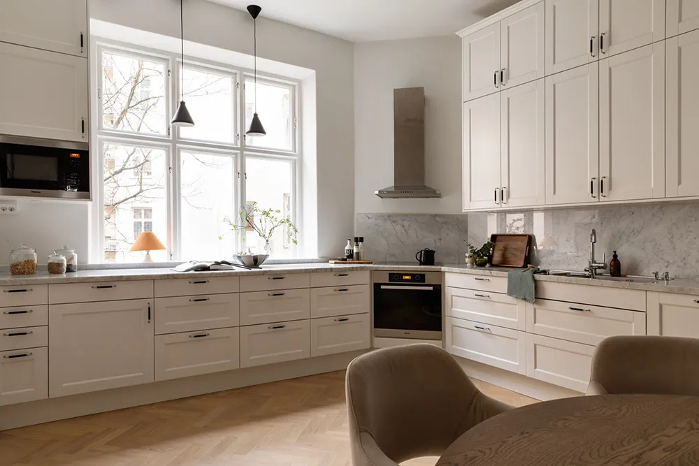 Мягкий и элегантный интерьер великолепной квартиры в старом доме в Стокгольме - Gallery image 14