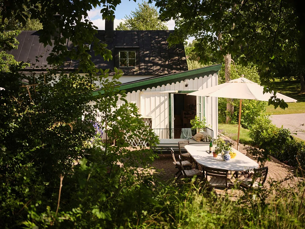 Яскрава дача в колишньому дому садівника на озері Меларен у Швеції - Gallery image 35