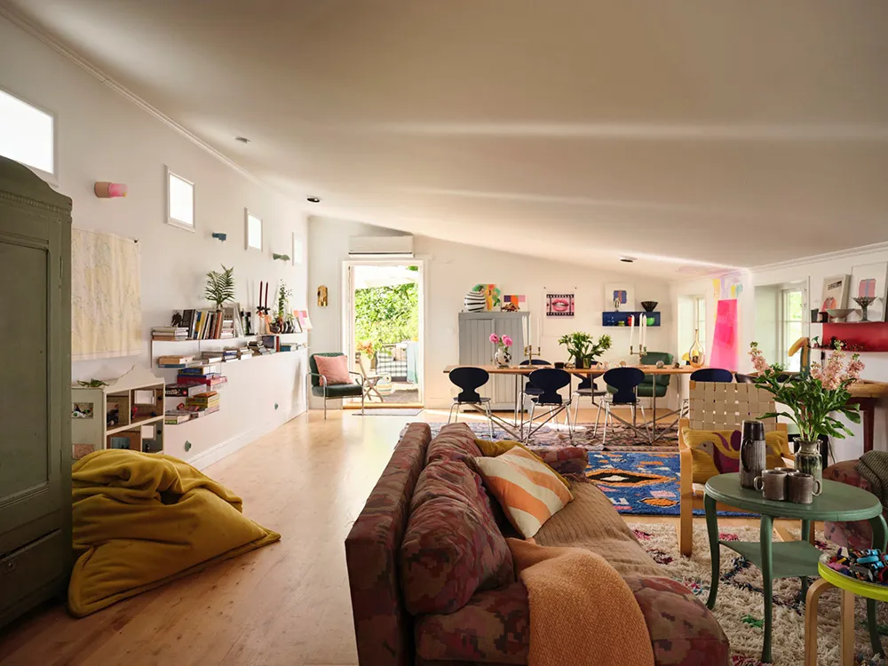 Яскрава дача в колишньому дому садівника на озері Меларен у Швеції - Gallery image 10