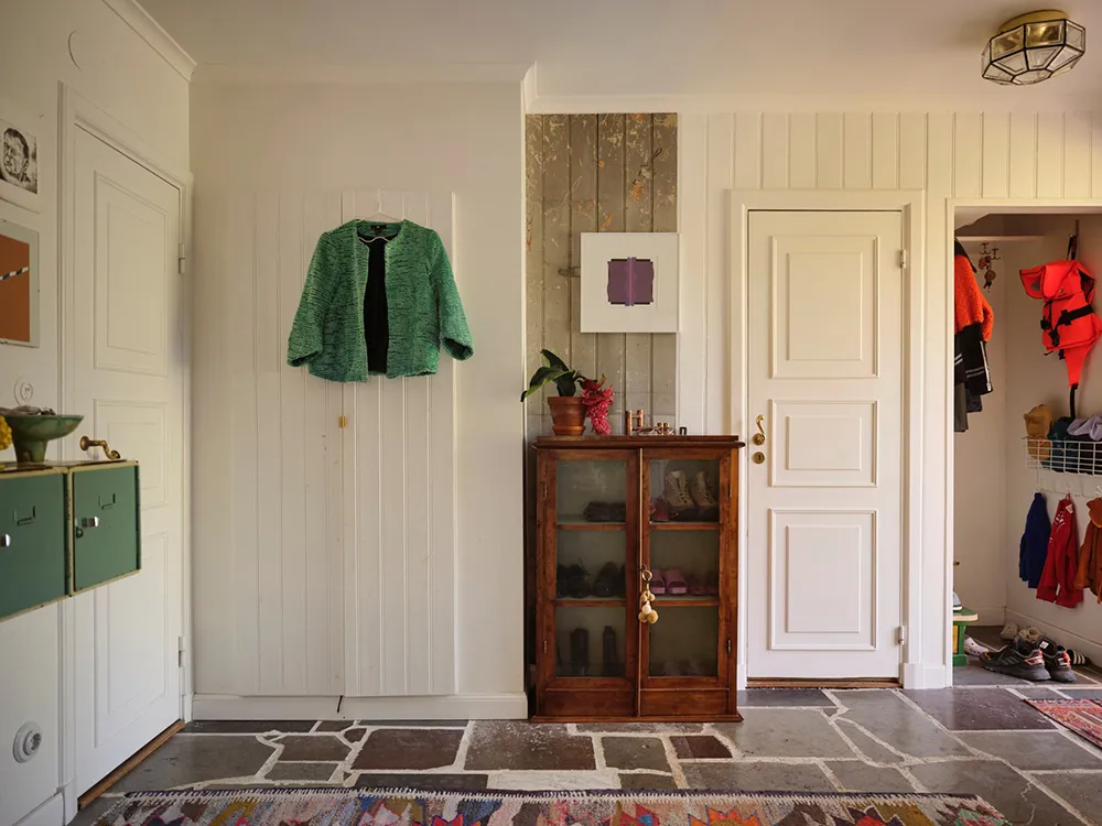 Яскрава дача в колишньому дому садівника на озері Меларен у Швеції - Gallery image 19