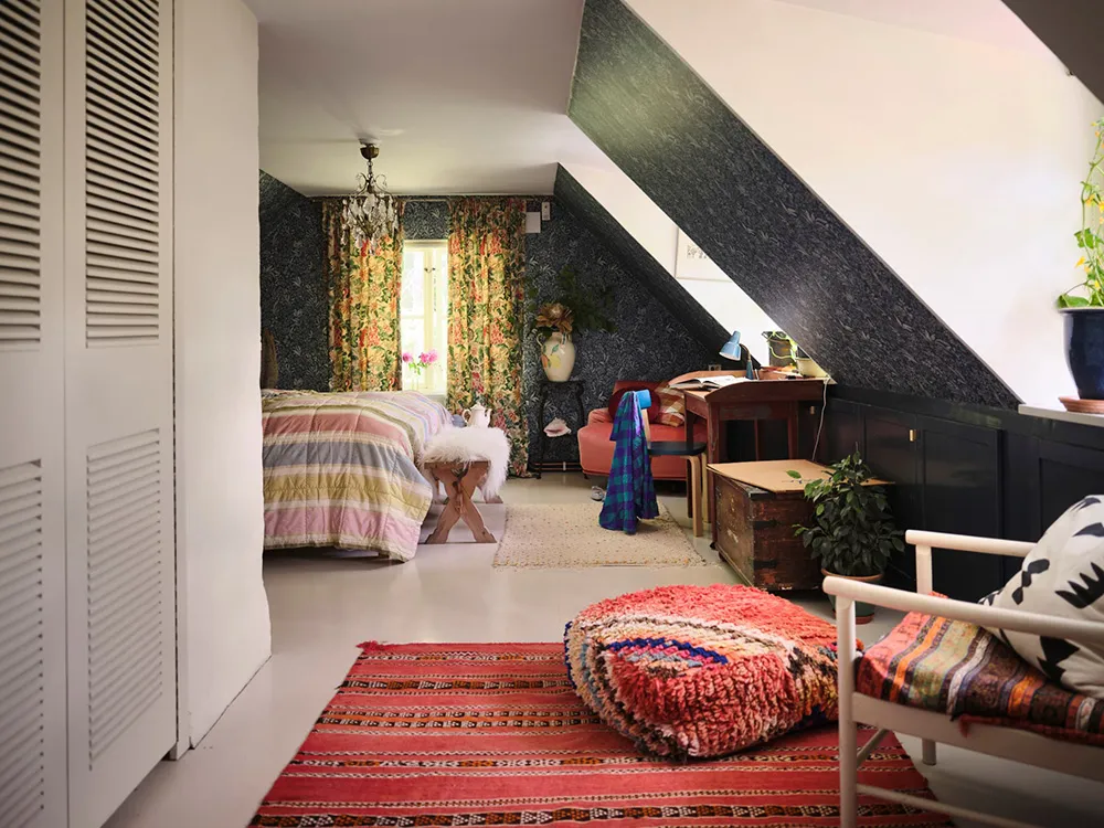 Яскрава дача в колишньому дому садівника на озері Меларен у Швеції - Gallery image 29