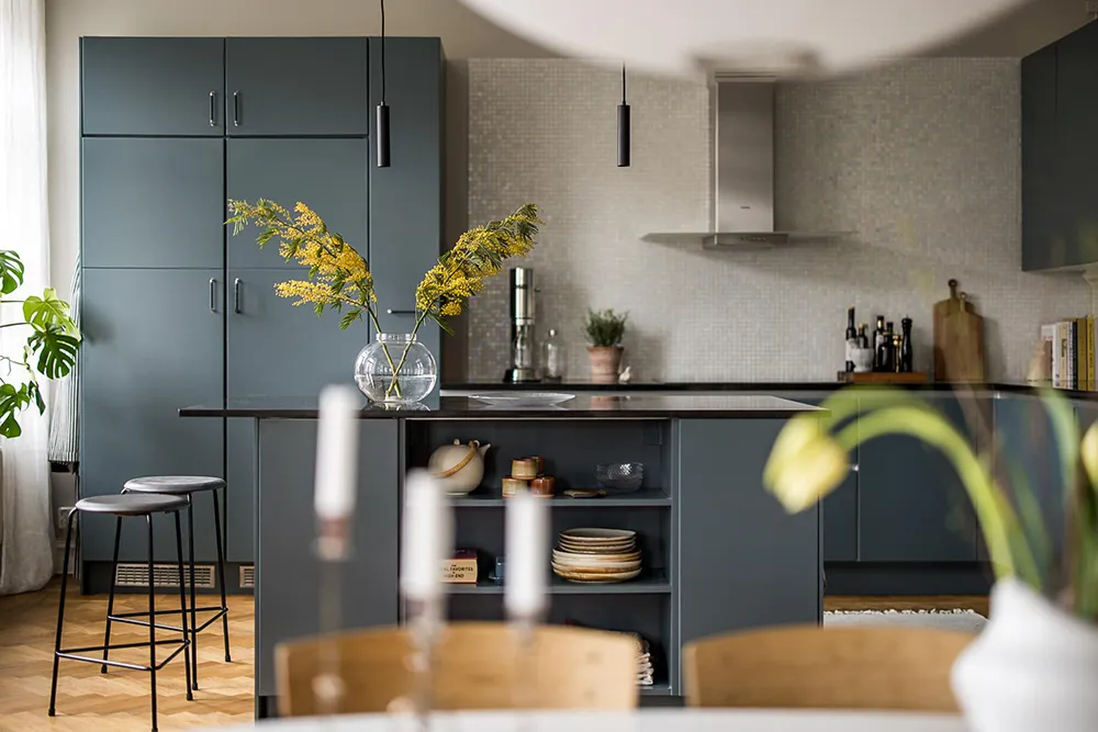 Szwedzki mieszkanie z promieniową ścianą i tureckim dywanem - Gallery image 16