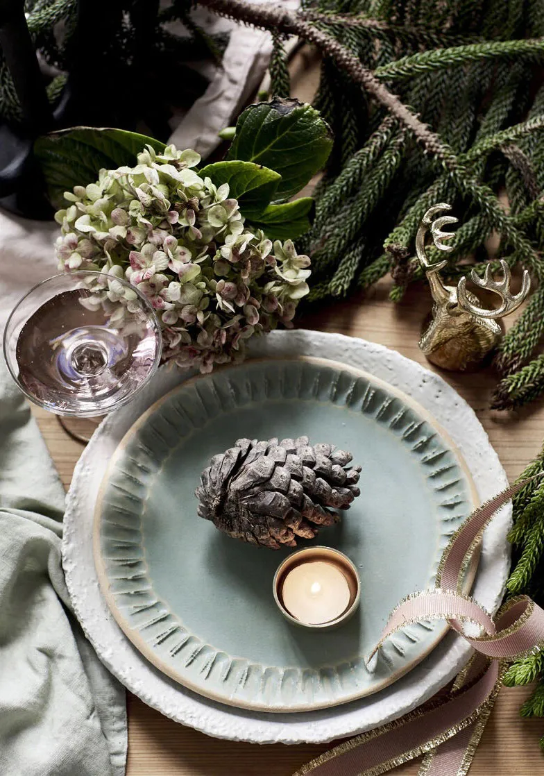 Lámpara viva y guirnaldas de abeto en un interior navideño - Gallery image 7