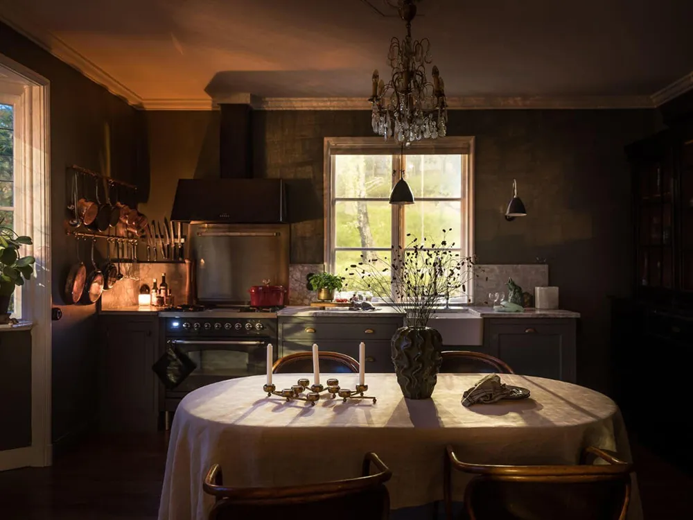 Interiores elegantes y sobrios de una encantadora casa de campo sueca - Gallery image 14