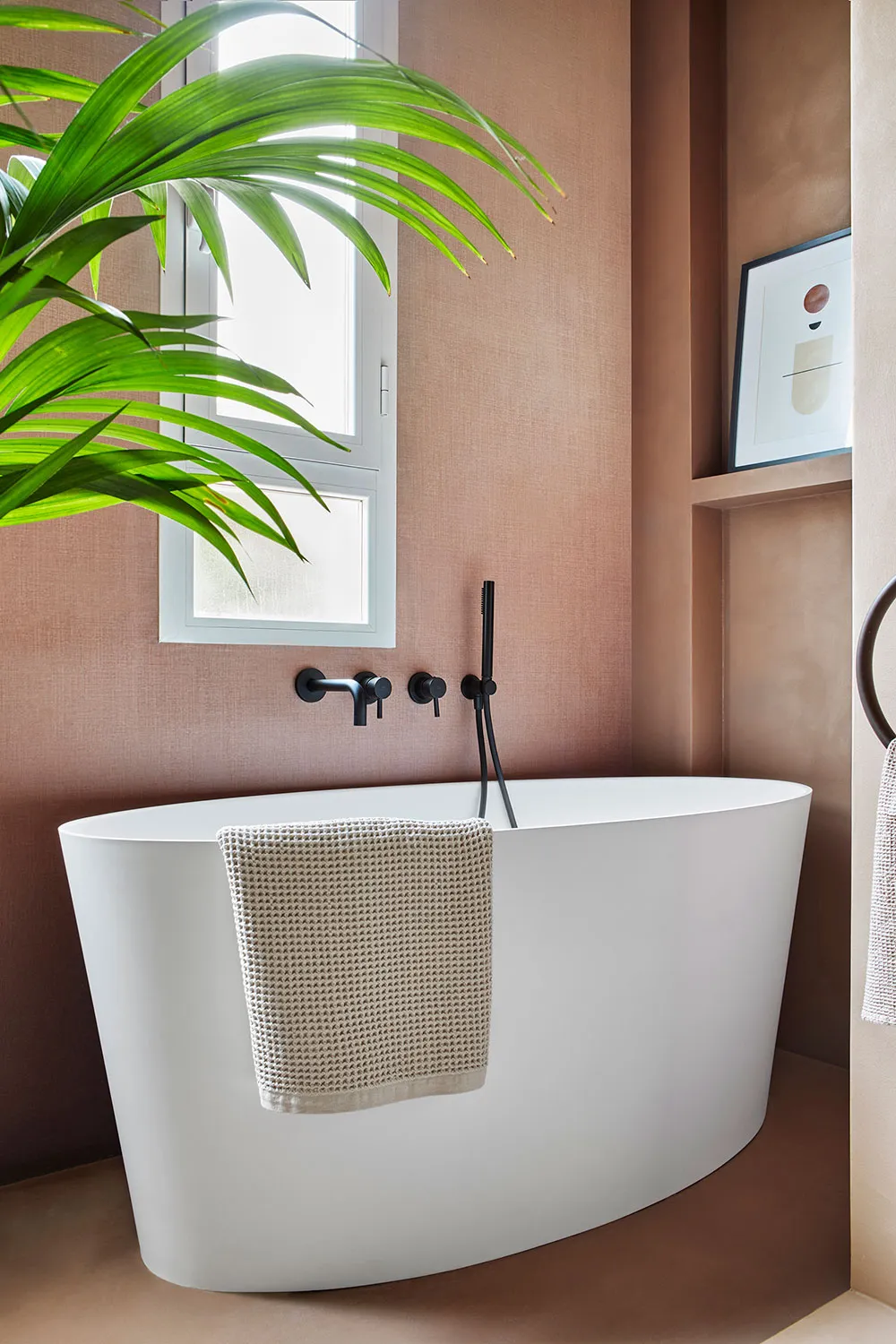 Vibrant Tones and Retro Notes: Bright Apartment in Milan - Gallery image 14