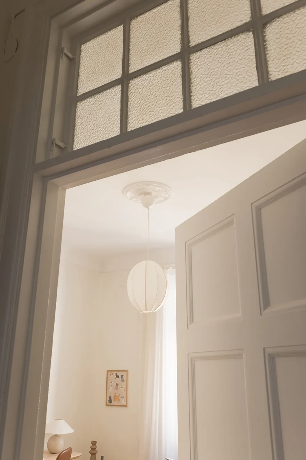 Style moderne d'appartement suédois avec murs beiges - Gallery image 25