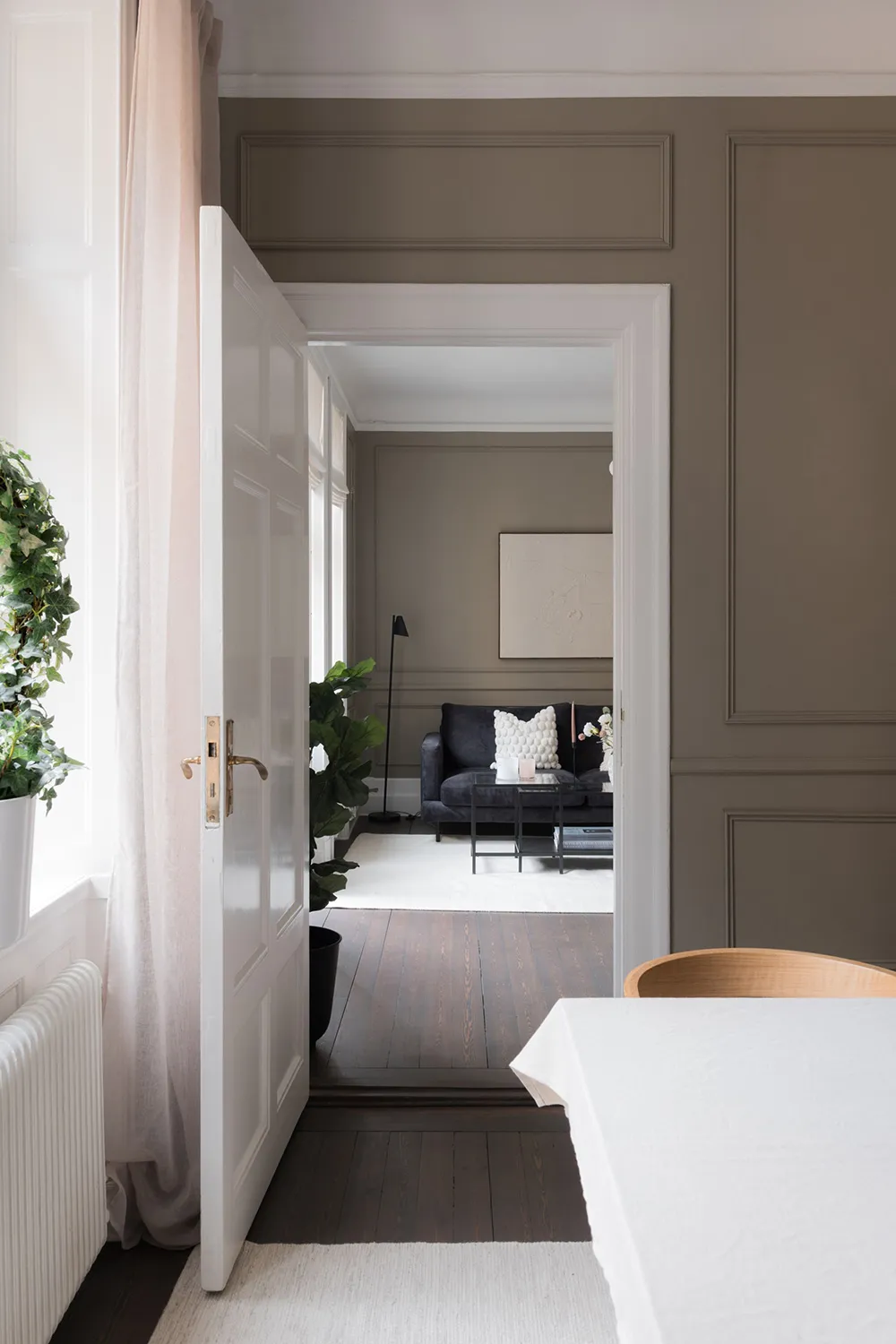 Style moderne d'appartement suédois avec murs beiges - Gallery image 14