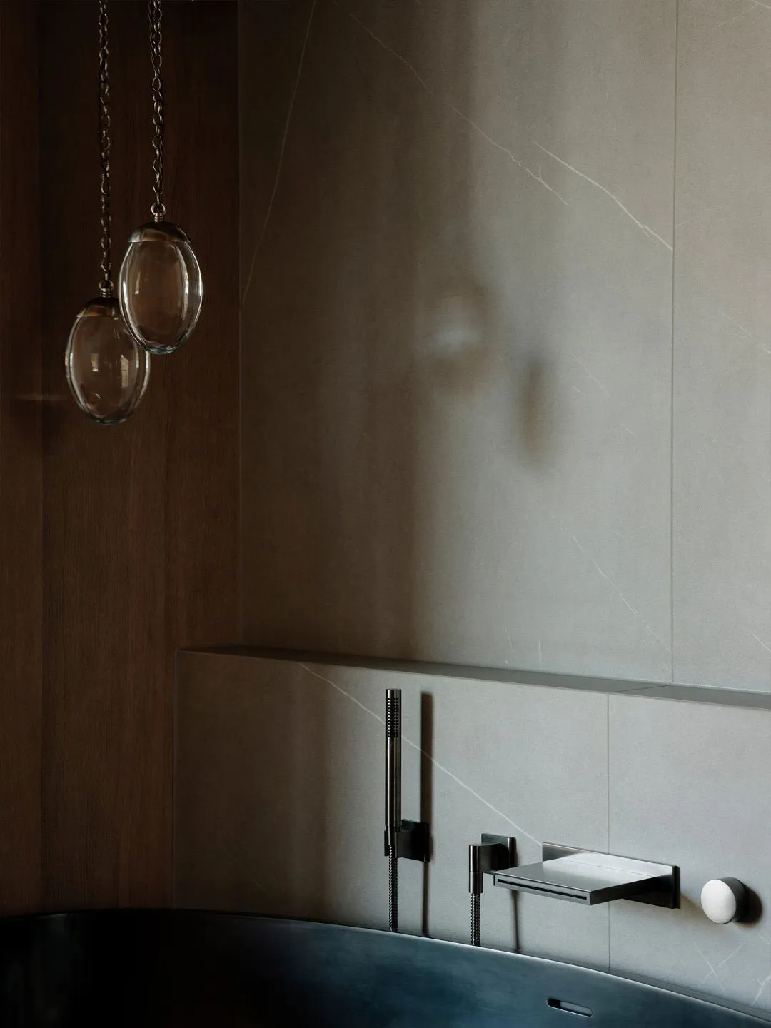 Czarny kolor, drewno i minimalizm – stylowy apartament w górach Norwegii - Gallery image 8