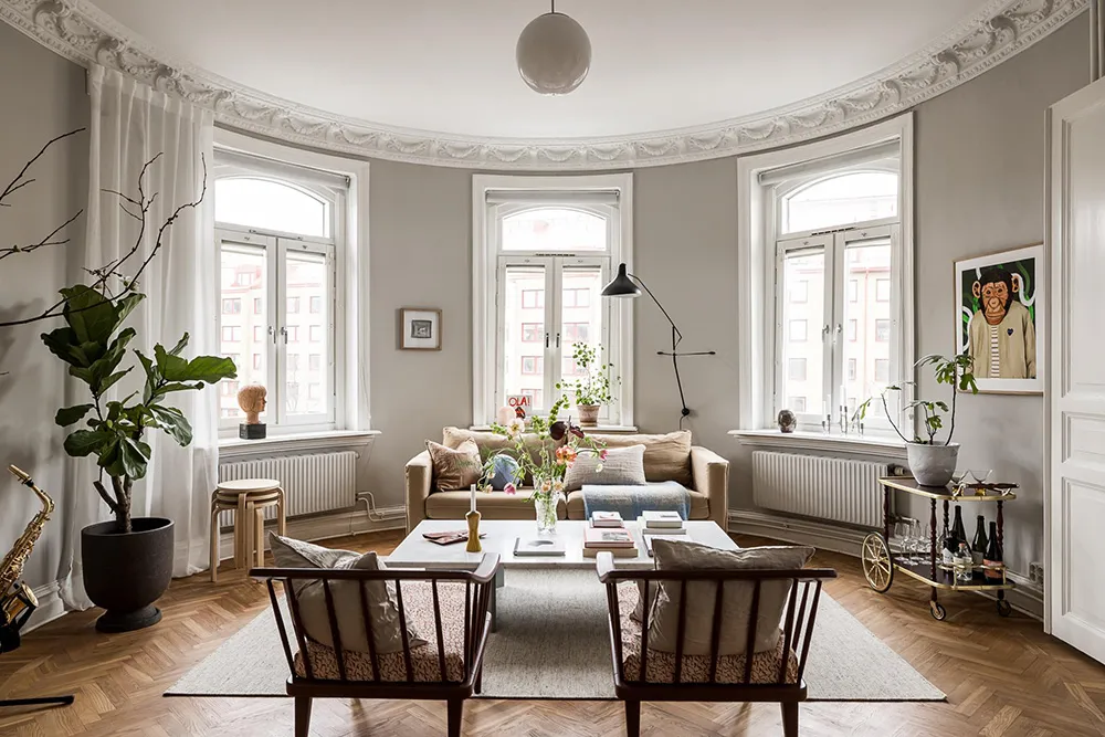 Szwedzki mieszkanie z promieniową ścianą i tureckim dywanem - Gallery image 2