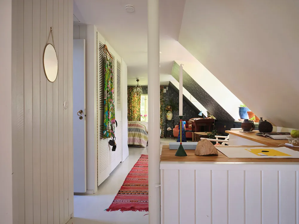 Яскрава дача в колишньому дому садівника на озері Меларен у Швеції - Gallery image 27