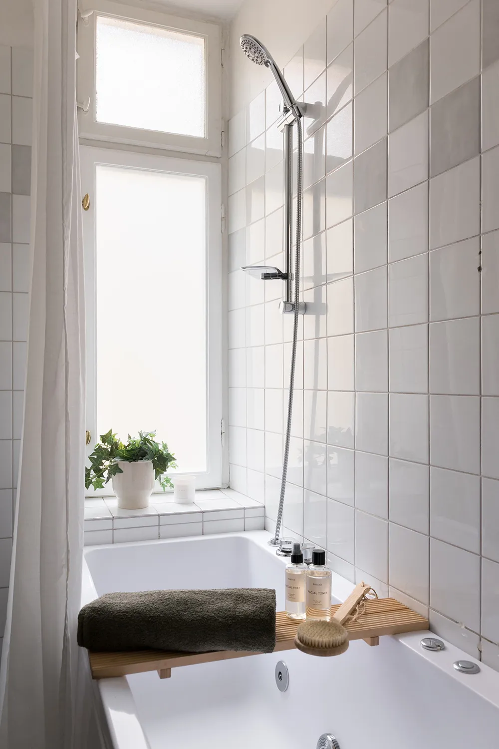 Style moderne d'appartement suédois avec murs beiges - Gallery image 34