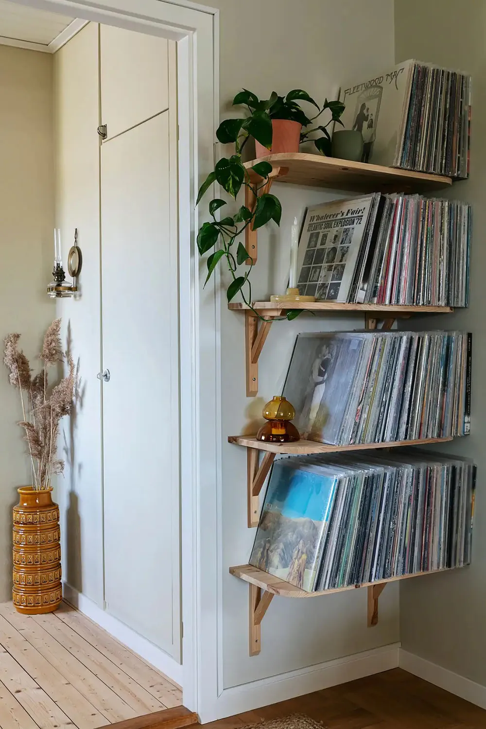 Une belle maison de campagne créative de jeune couple en Suède - Gallery image 9