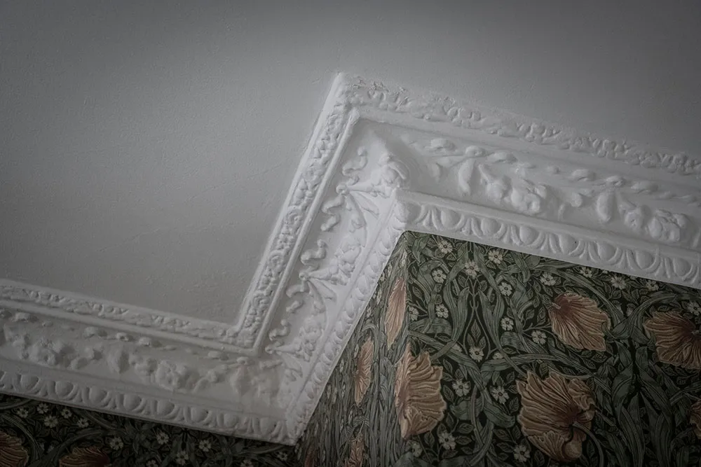 Шведська квартира з атмосферною гостинією та світлою кухнею з ліпиною - Gallery image 17