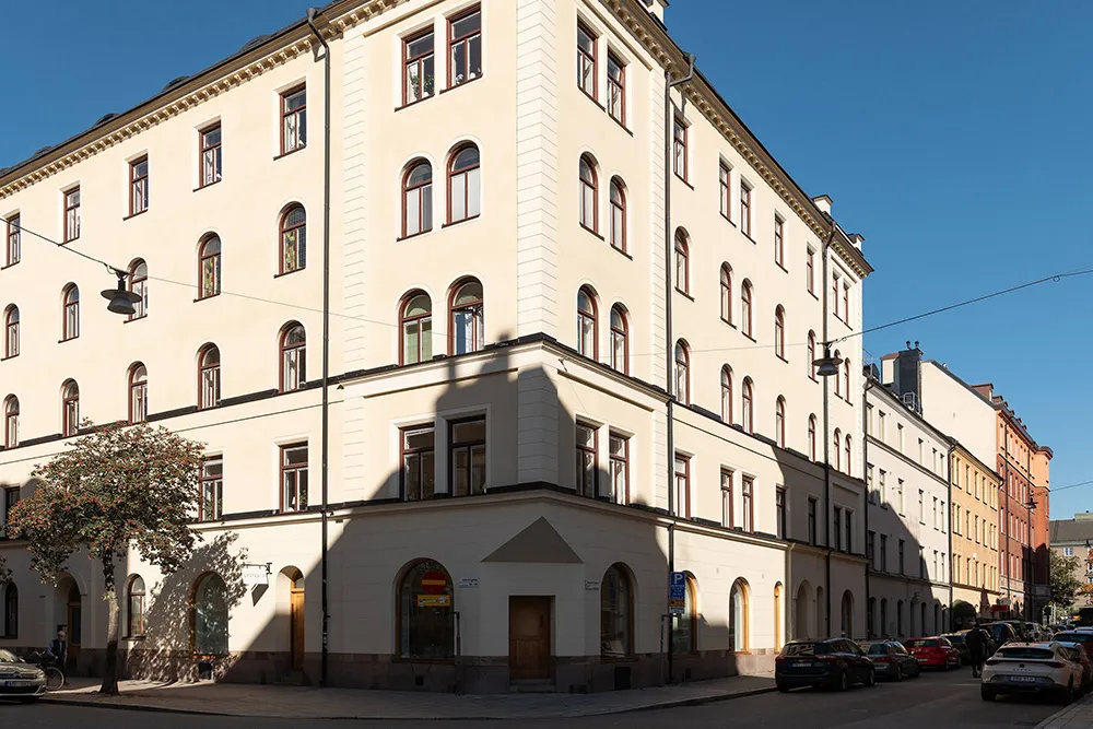 Elegante apartamento en Estocolmo con detalles clásicos y acentos vibrantes - Gallery image 33