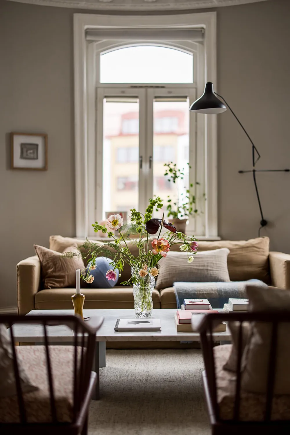 Szwedzki mieszkanie z promieniową ścianą i tureckim dywanem - Gallery image 9