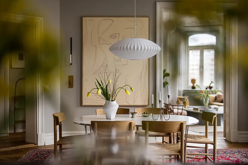 Szwedzki mieszkanie z promieniową ścianą i tureckim dywanem - Gallery image 22