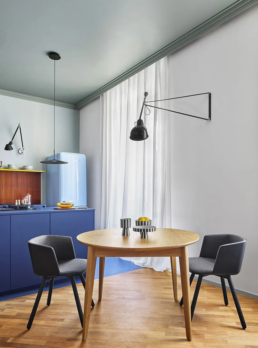 Vibrant Tones and Retro Notes: Bright Apartment in Milan - Gallery image 3