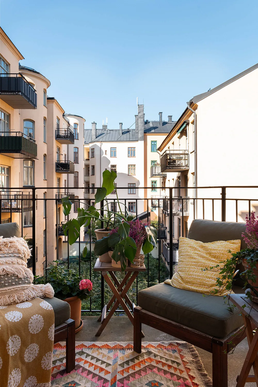 Elegante apartamento en Estocolmo con detalles clásicos y acentos vibrantes - Gallery image 21