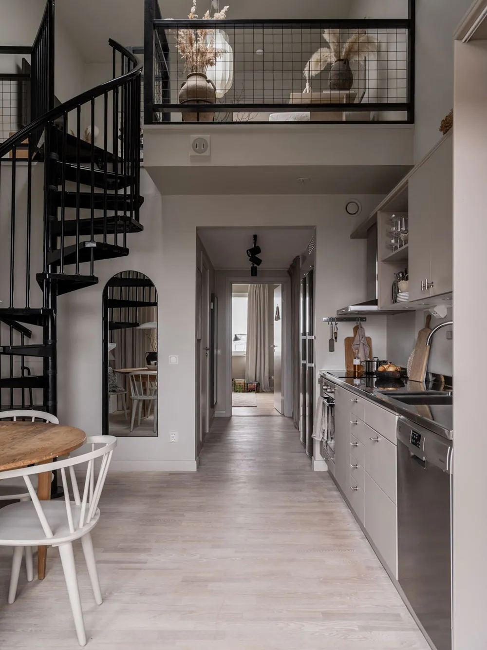 Interior tranquilo y suave de una pequeña casa de dos pisos en Suecia (72 m²) - Gallery image 1