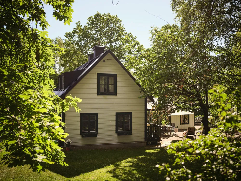 Яскрава дача в колишньому дому садівника на озері Меларен у Швеції - Gallery image 2