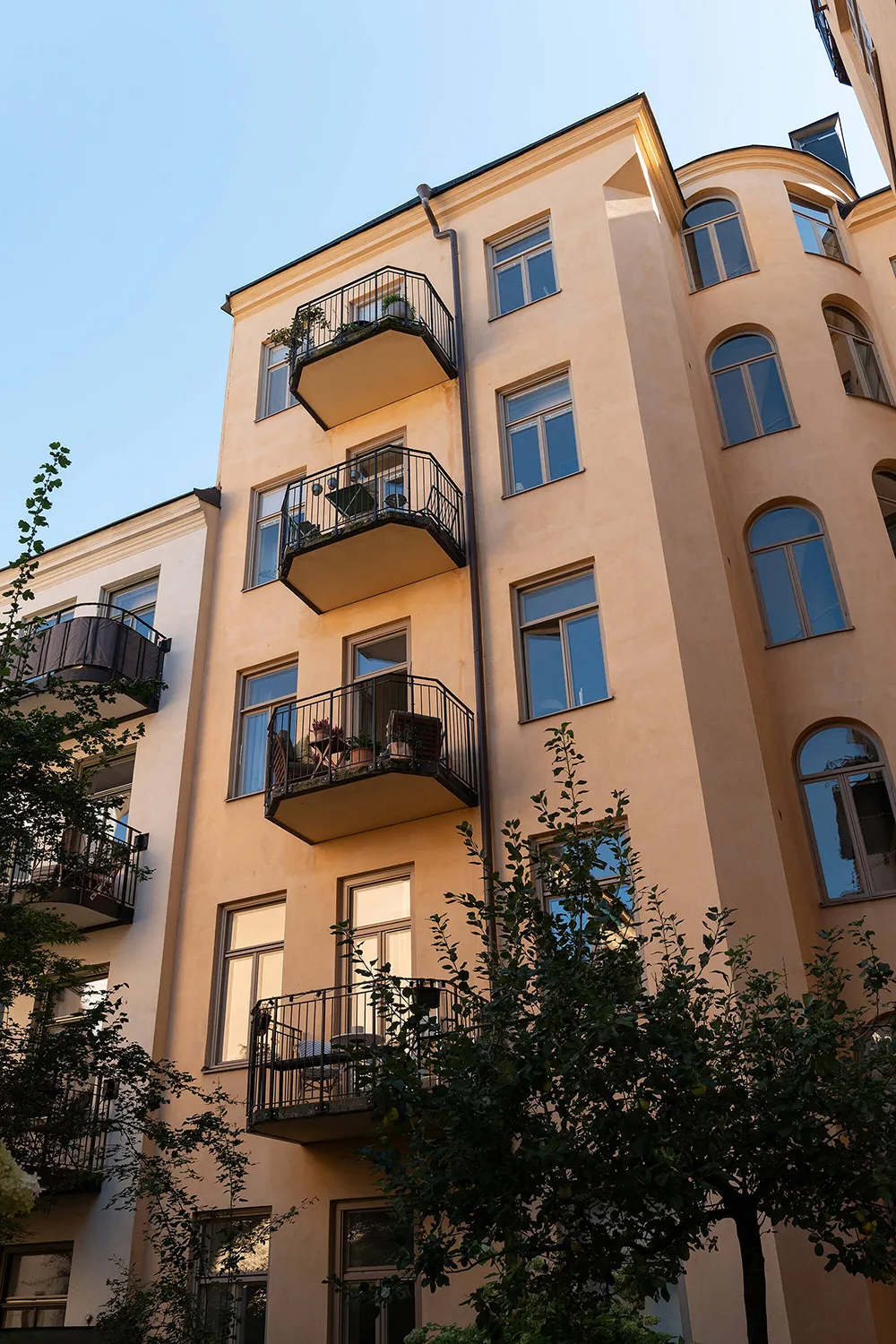 Elegante apartamento en Estocolmo con detalles clásicos y acentos vibrantes - Gallery image 31