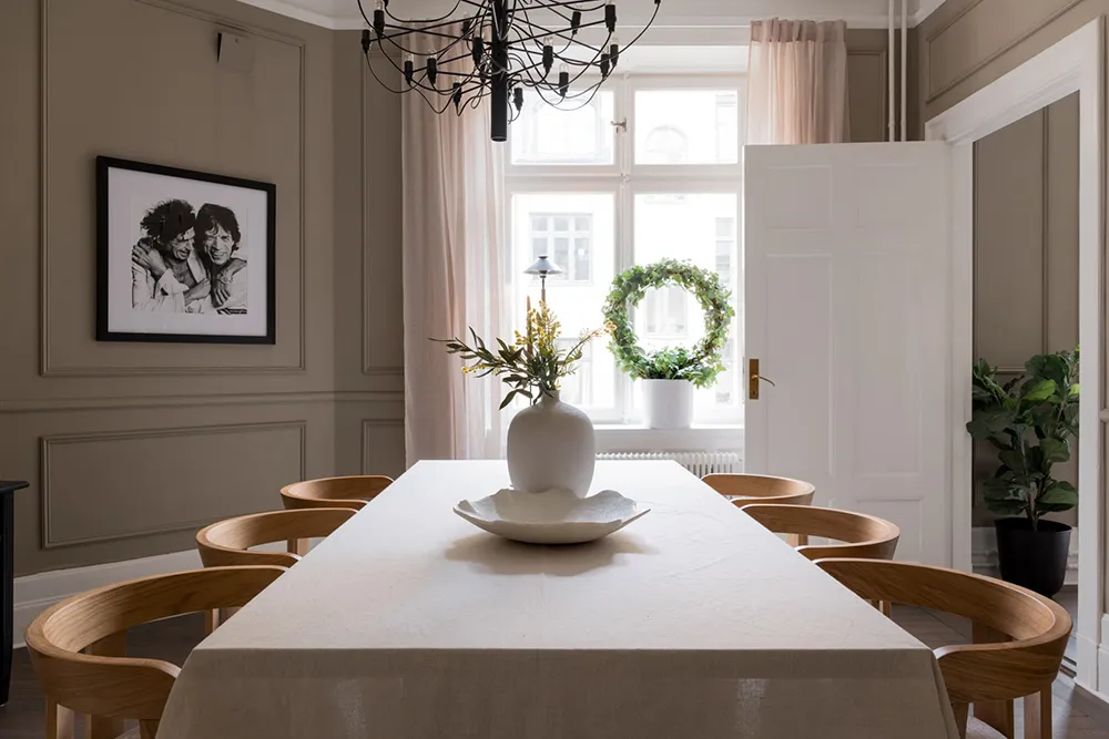 Style moderne d'appartement suédois avec murs beiges - Gallery image 12