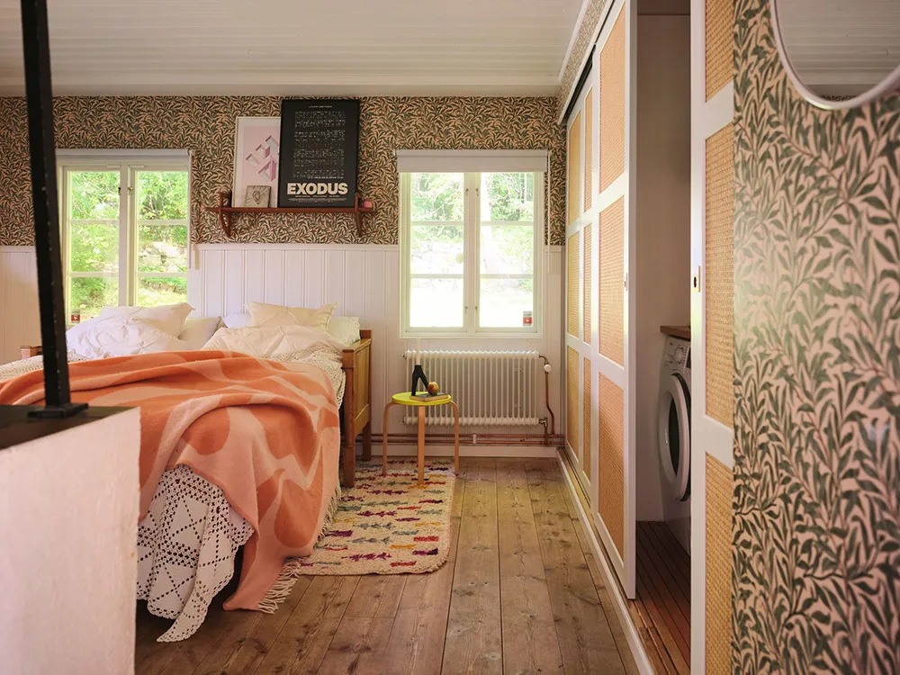 Яскрава дача в колишньому дому садівника на озері Меларен у Швеції - Gallery image 21