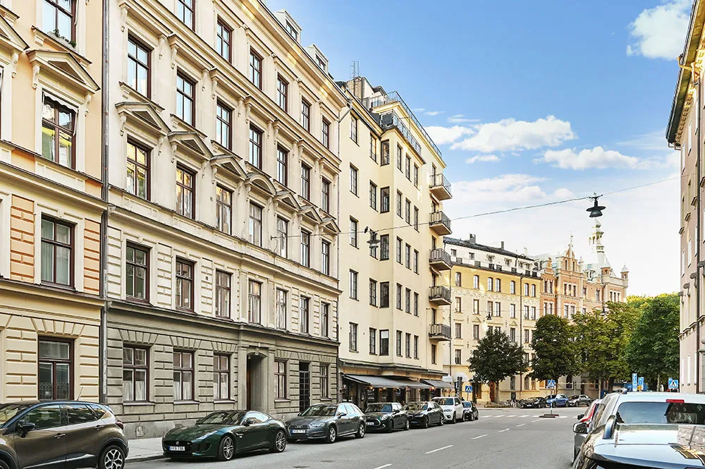 Kitchen without upper cabinets and fireplace: bright first-floor apartment in Stockholm - Gallery image 16