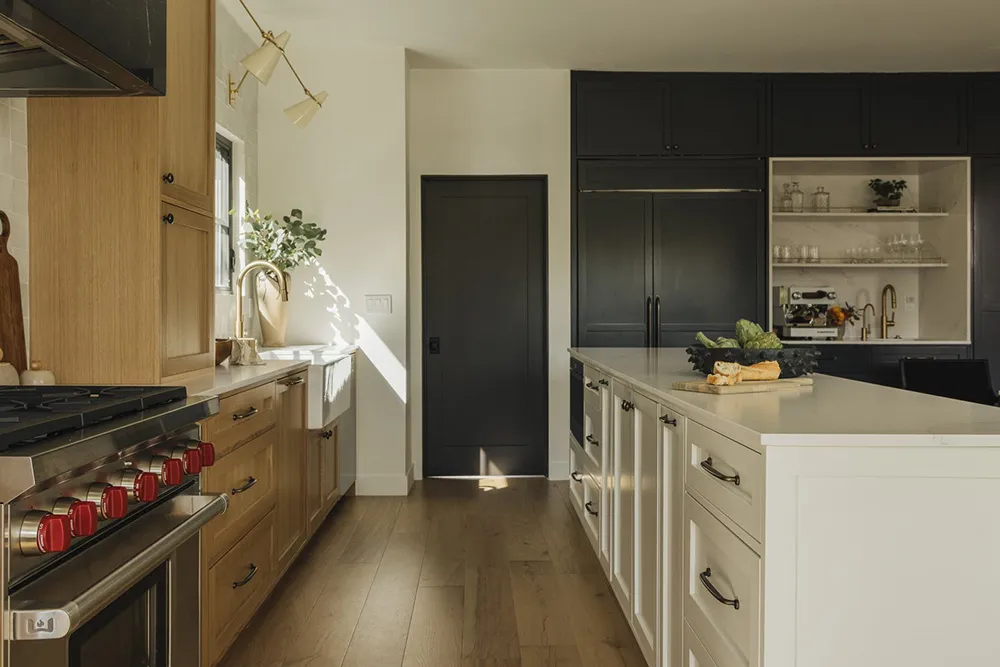 Чорна плита і природні відтінки: новий інтер’єр будинку в стилі Тюдор у Каліфорнії - Gallery image 9