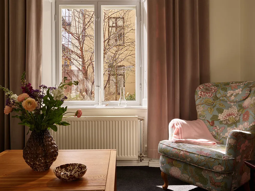 Warmes Interior mit dunklem Boden: Kleine Wohnung in Stockholm (45 qm) - 11