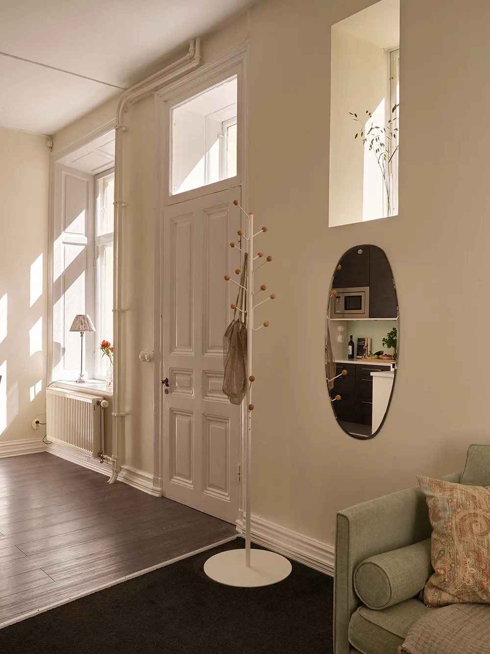 Warmes Interior mit dunklem Boden: Kleine Wohnung in Stockholm (45 qm) - 14