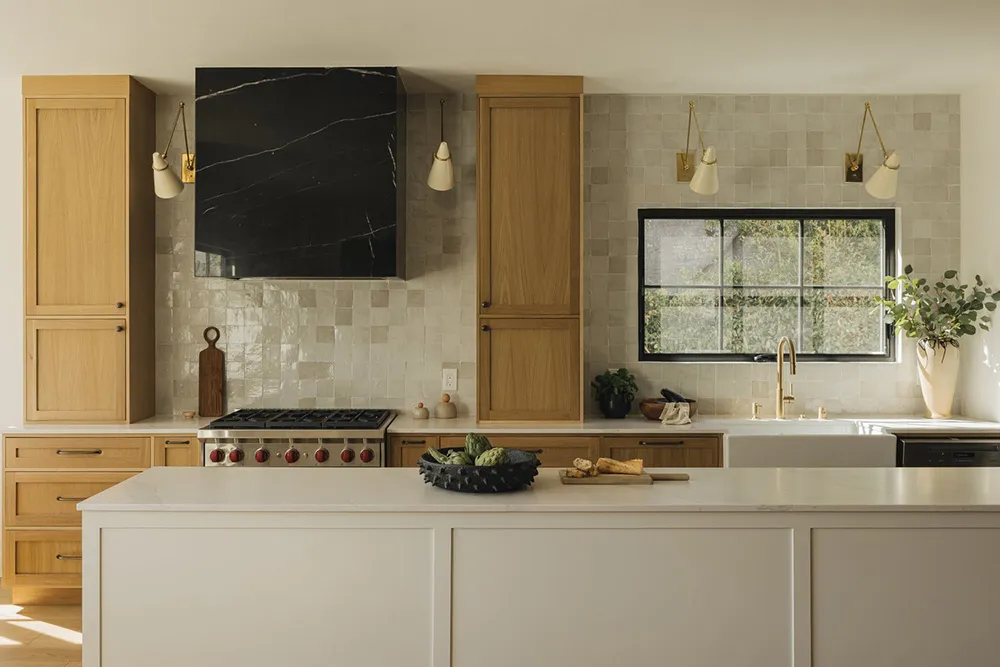 Чорна плита і природні відтінки: новий інтер’єр будинку в стилі Тюдор у Каліфорнії - Gallery image 7