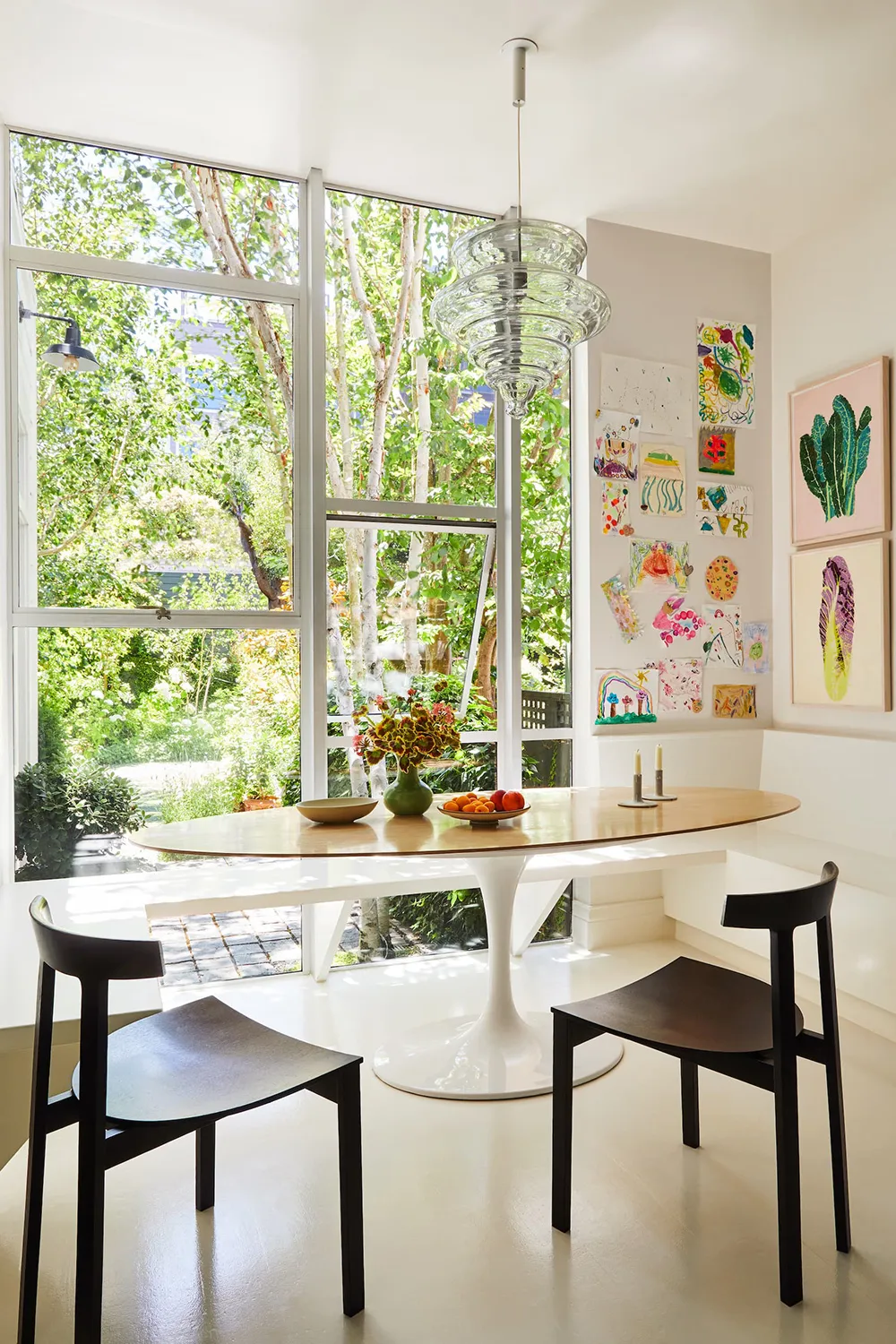 सॉफ्ट पिंक रंग का लिविंग रूम एवं कैलिफोर्निया स्थित इस डिज़ाइनर के घर में अन्य आंतरिक डिज़ाइन विशेषताएँ… - Gallery image 3