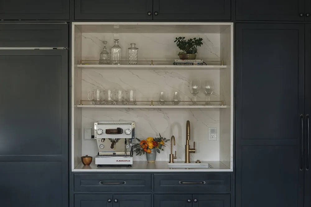 Чорна плита і природні відтінки: новий інтер’єр будинку в стилі Тюдор у Каліфорнії - Gallery image 15