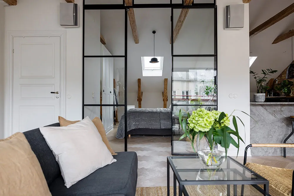 Jasna mansarda w Szwecji z ceglana ścianą i tarasem (82 m²) - Gallery image 9