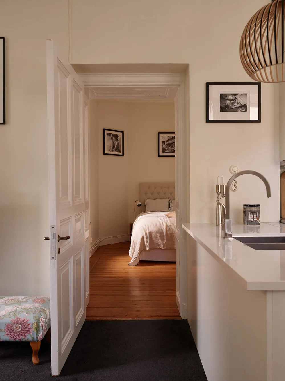 Warmes Interior mit dunklem Boden: Kleine Wohnung in Stockholm (45 qm) - 16