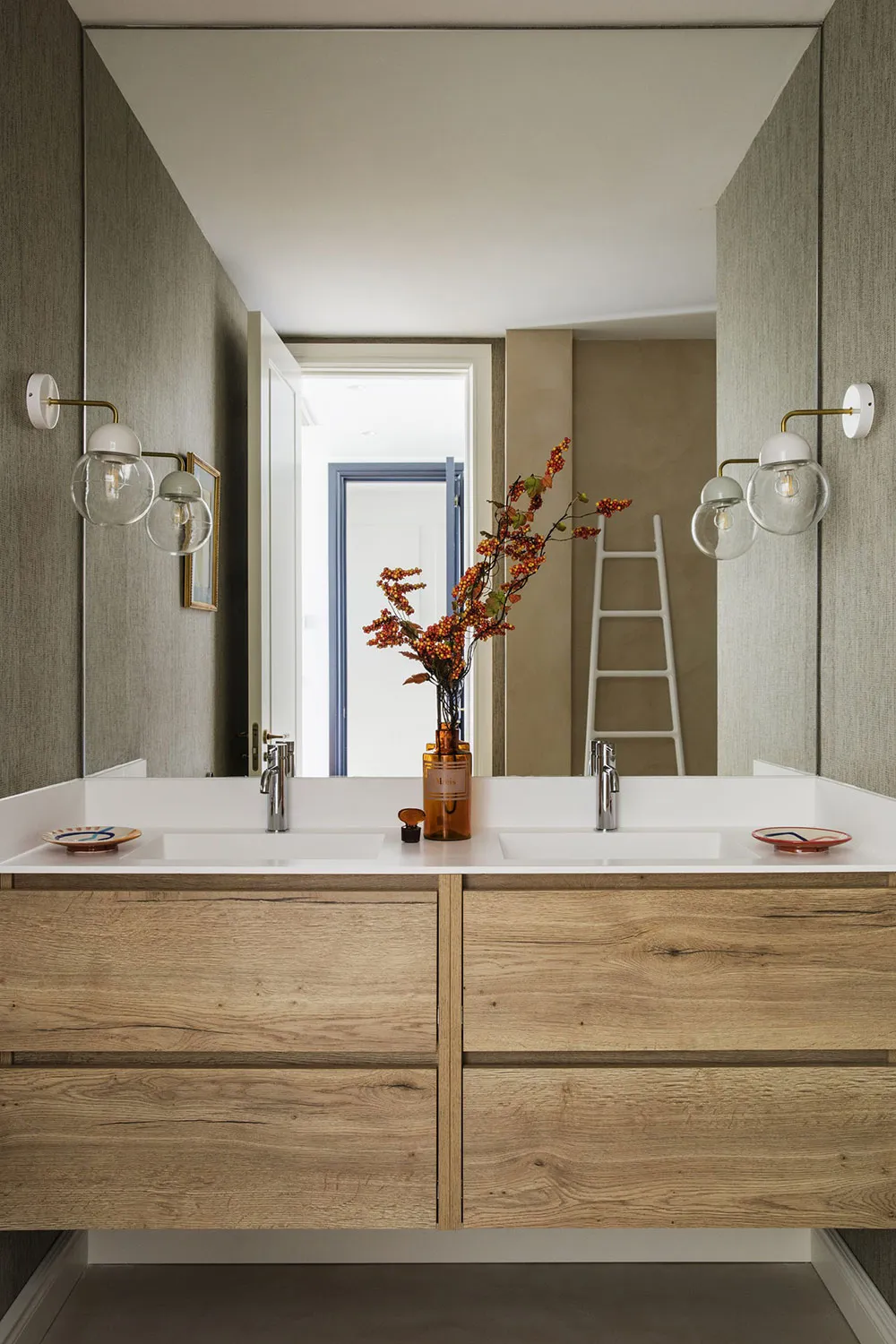 Ruhige Eleganz und Antiquitätenmöbel: Eine schöne Wohnung in Madrid - Gallery image 18