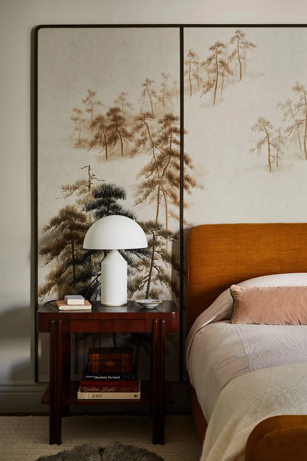 सॉफ्ट पिंक रंग का लिविंग रूम एवं कैलिफोर्निया स्थित इस डिज़ाइनर के घर में अन्य आंतरिक डिज़ाइन विशेषताएँ… - Gallery image 11