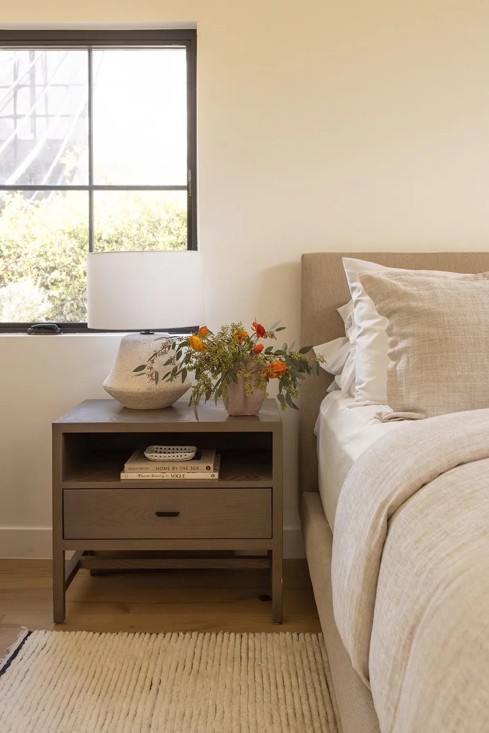 Чорна плита і природні відтінки: новий інтер’єр будинку в стилі Тюдор у Каліфорнії - Gallery image 17