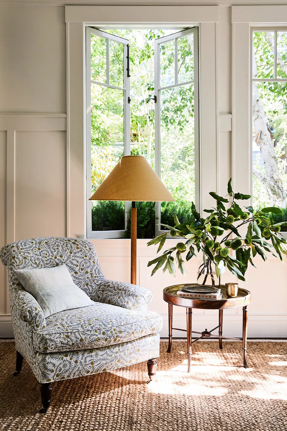 सॉफ्ट पिंक रंग का लिविंग रूम एवं कैलिफोर्निया स्थित इस डिज़ाइनर के घर में अन्य आंतरिक डिज़ाइन विशेषताएँ… - Gallery image 9