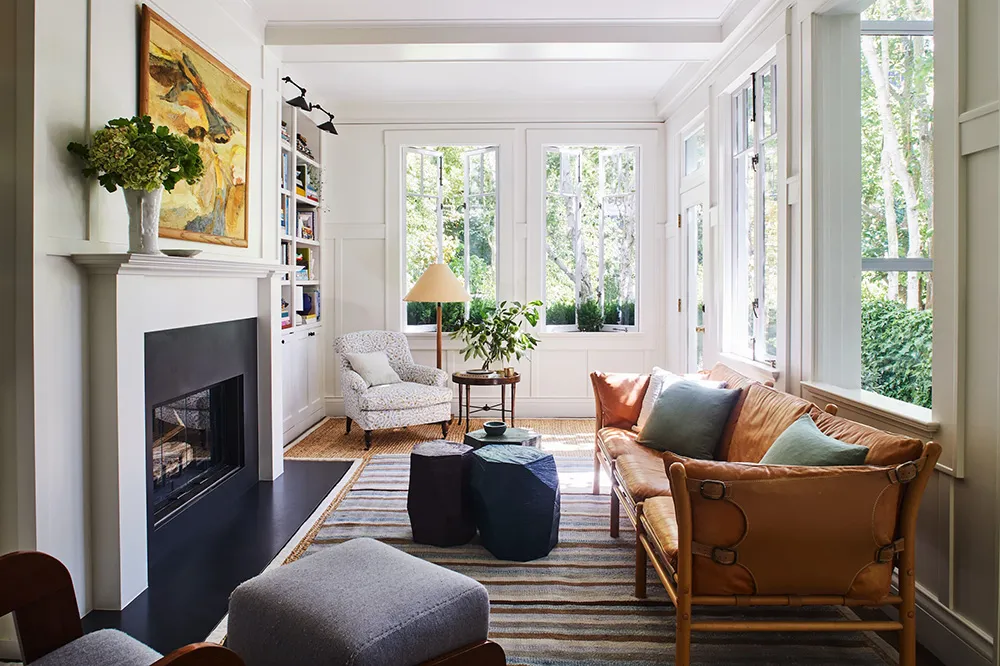 सॉफ्ट पिंक रंग का लिविंग रूम एवं कैलिफोर्निया स्थित इस डिज़ाइनर के घर में अन्य आंतरिक डिज़ाइन विशेषताएँ… - Gallery image 8