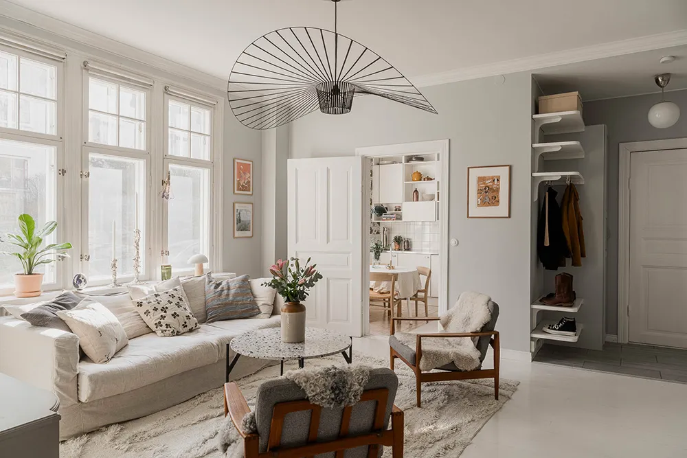 Petite appartement suédois avec sol blanc, inondé de lumière (55 m²) - Gallery image 2