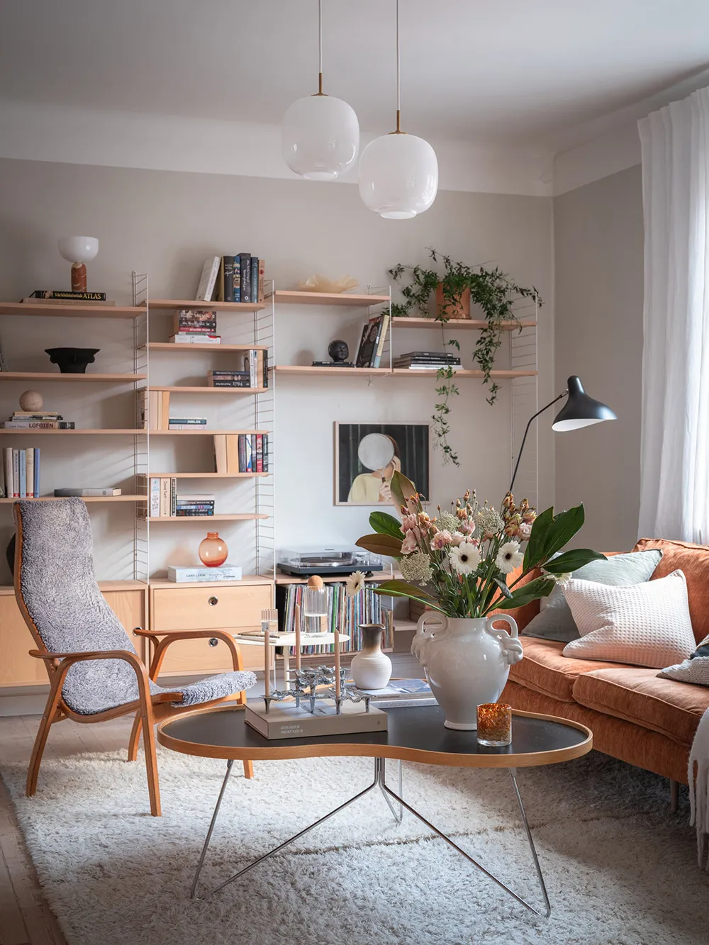 Rudy sofap i otwarte półki: żywy интерьер w Getborgu (65 m²) - 2