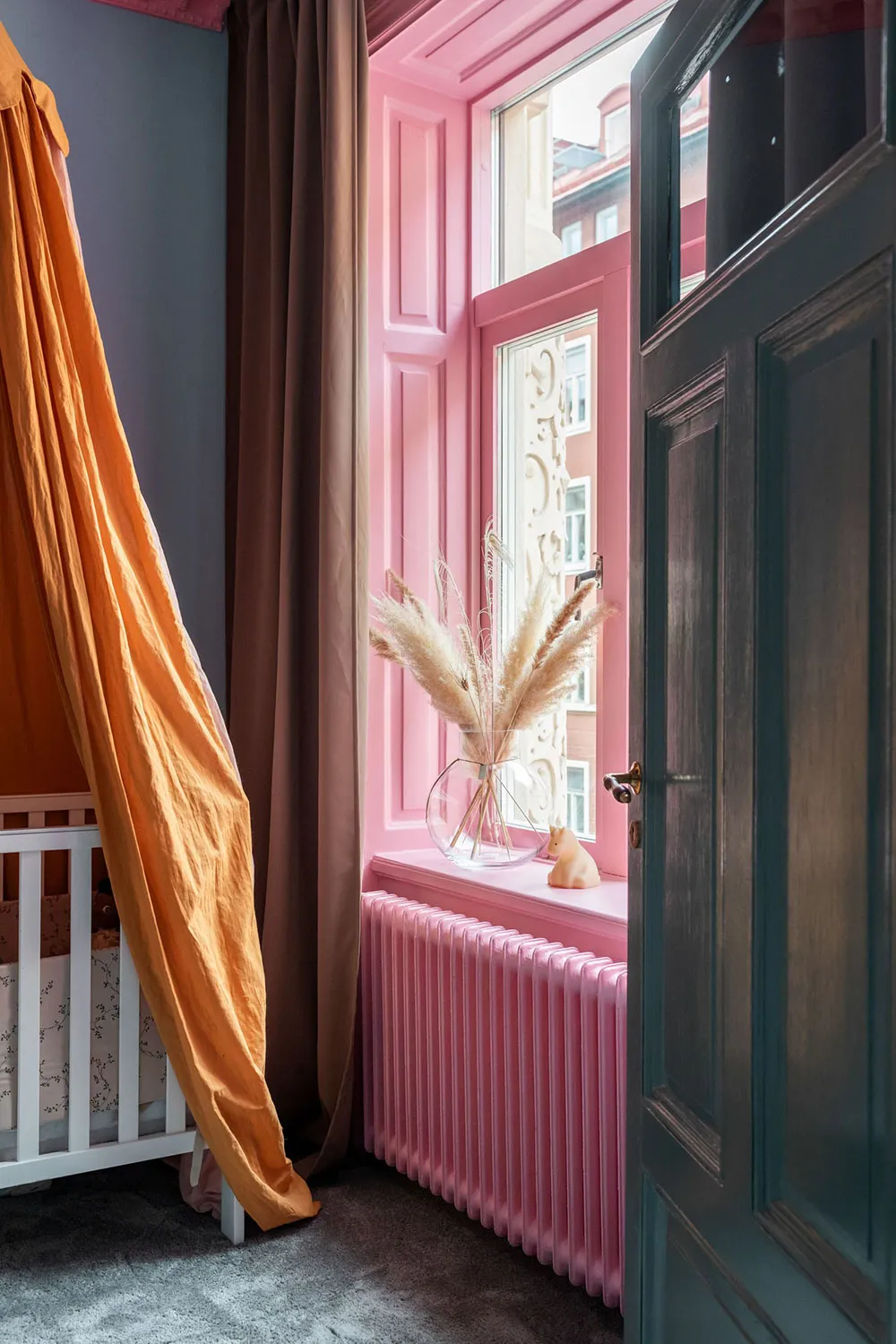 Ungewöhnliche Farben im schwedischen Wohnzimmer-Design (77 qm) - Gallery image 25