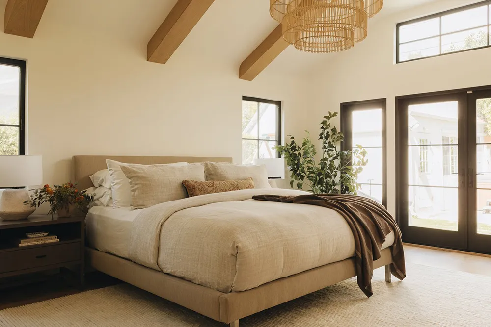 Чорна плита і природні відтінки: новий інтер’єр будинку в стилі Тюдор у Каліфорнії - Gallery image 16