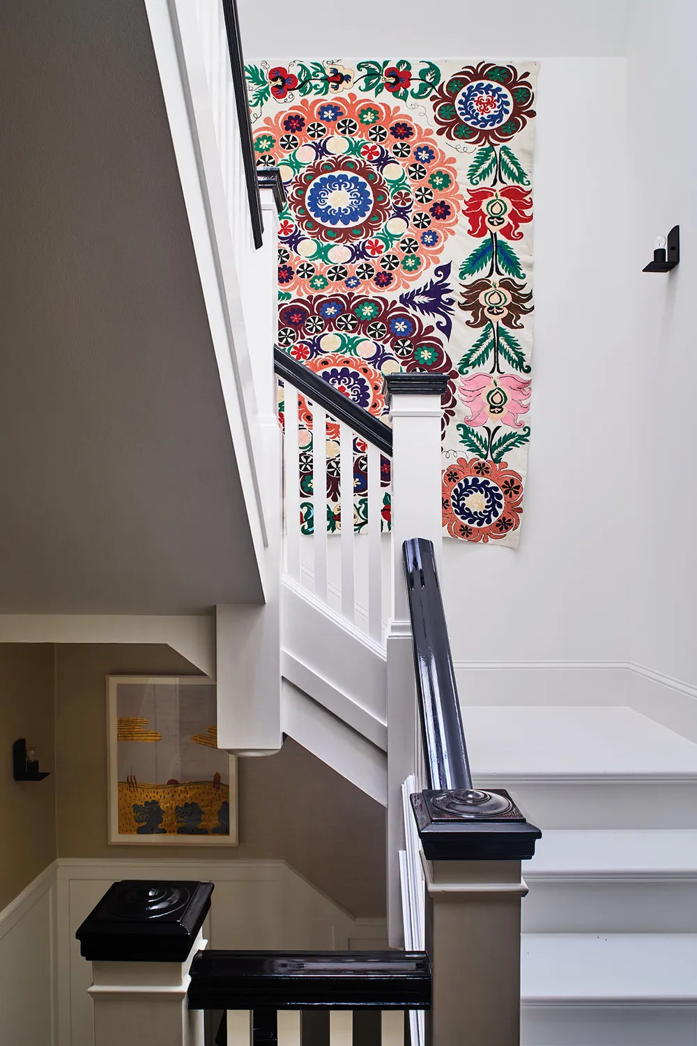 सॉफ्ट पिंक रंग का लिविंग रूम एवं कैलिफोर्निया स्थित इस डिज़ाइनर के घर में अन्य आंतरिक डिज़ाइन विशेषताएँ… - Gallery image 20