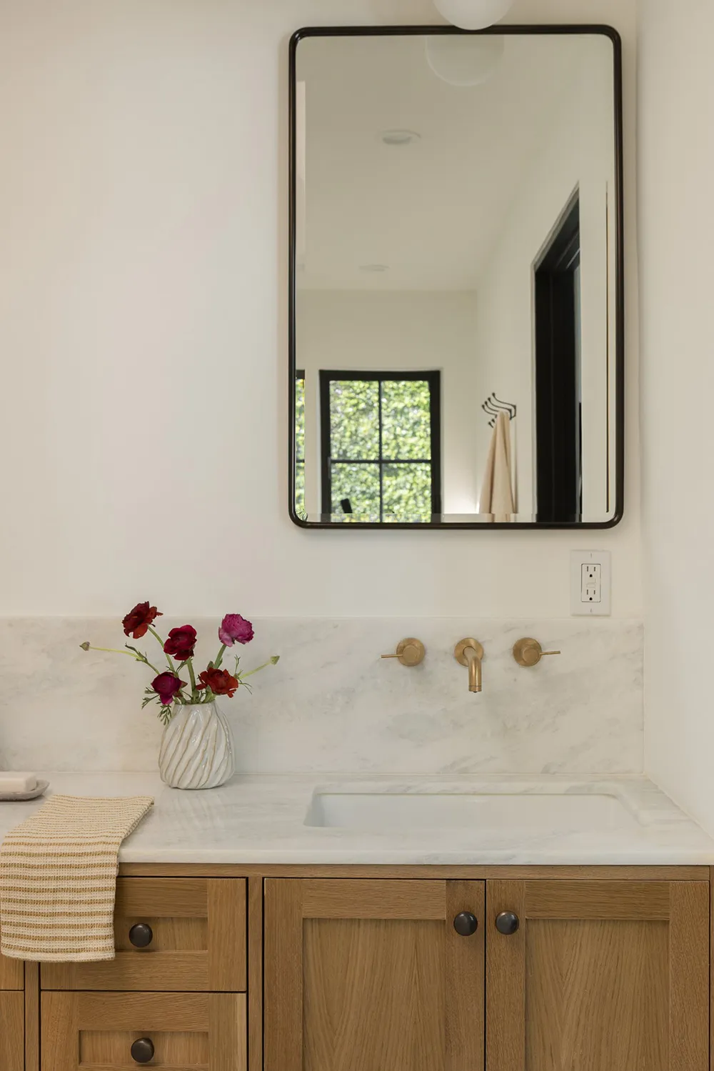 Чорна плита і природні відтінки: новий інтер’єр будинку в стилі Тюдор у Каліфорнії - Gallery image 26